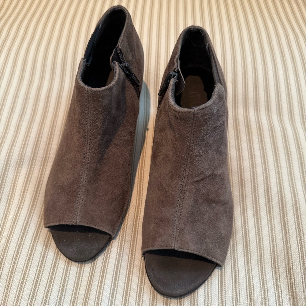 Munro Eve Peep Toe Suede Heels - Picture 4 of 7